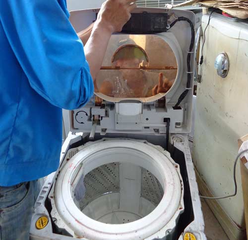 sửa chữa máy giặt Electrolux không vào điện