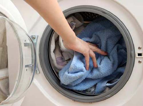 Giặt quần áo bằng máy giặt Electrolux