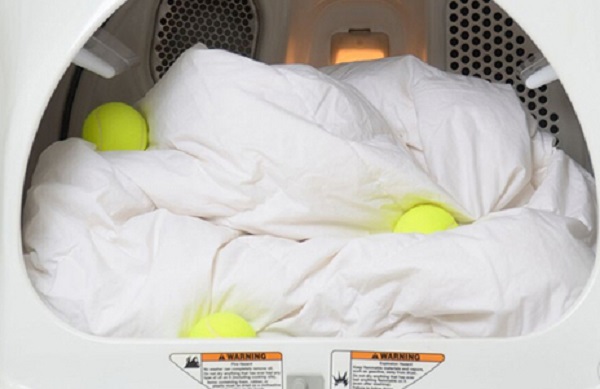 mẹo giặt quần áo với bóng tennis