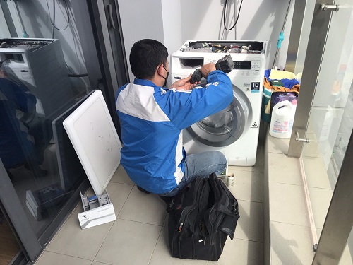 Thợ sửa bo mạch lỗi eho